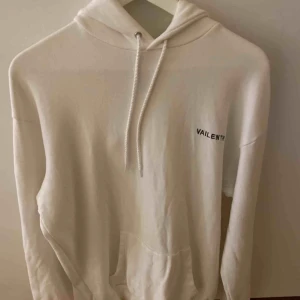  - Supersnygg Hoodie från Vailent. Knappt använd så är som ny! Säljer pga att jag känner att den inte är min stil längre. Köparen står för frakten!:)