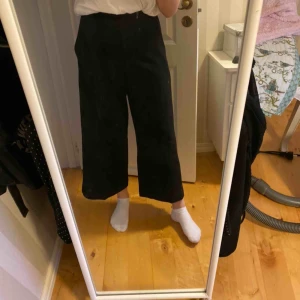  - Fina byxor från Kappahl med bootcut, i ett skönt material. Är lite kortare i modellen. Knappt använda så är i mycket fint skick! Köparen står för frakten:)