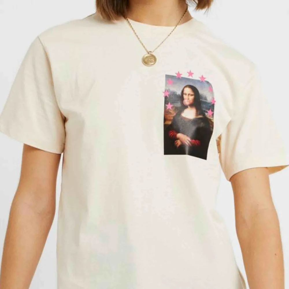 En oversized t-shirt med Mona-Lisa tryck på! Använd ca 2ggr 💖 frakten tillkommer på 36kr!. T-shirts.