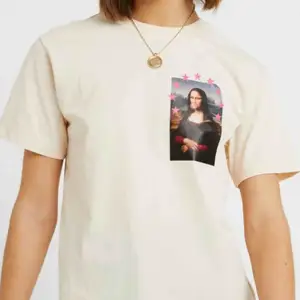 En oversized t-shirt med Mona-Lisa tryck på! Använd ca 2ggr 💖 frakten tillkommer på 36kr!
