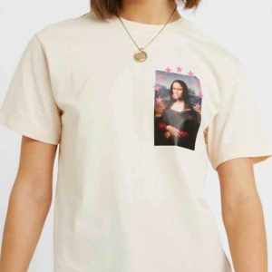  - En oversized t-shirt med Mona-Lisa tryck på! Använd ca 2ggr 💖 frakten tillkommer på 36kr!