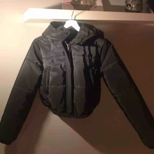  - Kort Pufferjacket från boohoo. Helt ny bara testad. Storlek 36 ( liten i storleken ) Ej dun💚   Frakten betalas separat av köparen✨    Kan även mötas upp i sthlm  💚✨
