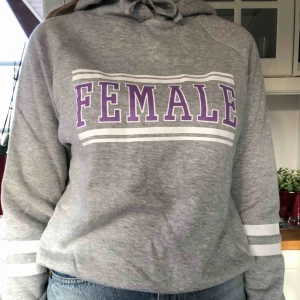  - Hoodie från Gina Tricot med tryck. Köparen står för frakt🥰