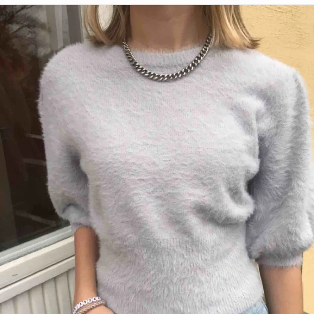 Jättefin och trendig stickad t-shirt från Zara! Passar perfekt på vintern. Köpt här på Plick men passade tyvärr inte, bilden är inte min utan hennes. 150 kr,💕💕. Stickat.