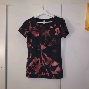  - En snygg tröja ifrån hm!  Sitter snyggt och fint mönster ! Jag står för frakten! 