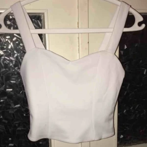  - Topp från new yorker i storlek XS helt oanvänd och har prislappen kvar Den säljes för 50kr+frakt  Betalning sker via swish och jag postar endast