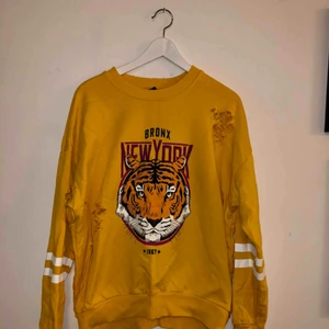  - Sweatshirt från Gina Tricot i storlek L  Aldrig använd  