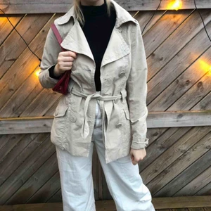  - Super fin trenchcoat som inte kommer till användning här hemma. Jättefint skick! Kolla gärna mina andra annonser för paketpris! 🥰