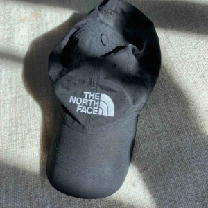  - The north face keps, knappt använd✨ Bor i Uppsala så kan mötas upp där, eventuellt sthlm. Frakt står du för:)