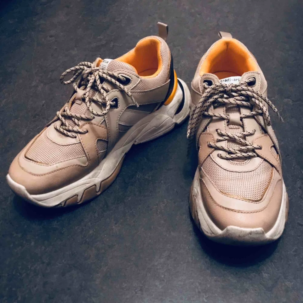 Chunky sneakers köpta från Zalando hösten 2019. Har bara använts ett par gånger, säljer för att de var för stora för mig! Nypris 399 kr, köparen betalar frakten. . Skor.
