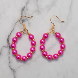  - Fina örhängen med rosa pärlor. Nickelfria. Obs! De är inte orangea som på bilden, Photoshop ändrar färgerna för mig 🙃 Fri frakt vid köp över 100:-.