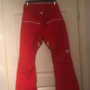  - Jättefina klarröda skidbyxor från Colour Wear (CLWR)  Köpta på junkyard. Använda 1 gång, säljes pga fel storlek.  