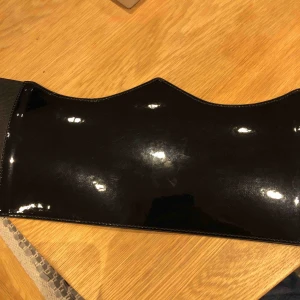  - Korsett i lacksvart från BikBok. Möts upp i Gbg eller fraktar mot fraktkostnad. 