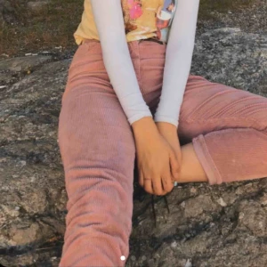  - Rosa manchesterbyxor från Monki. Köpta här på Plick för bara några månader sedan och använd ca 7 ggr bara. Väldigt bra skick! Superfina och sköna men inte min stil längre. Liten 38, passar 34/36 också  ❗️Pris kan alltid diskuteras❗️