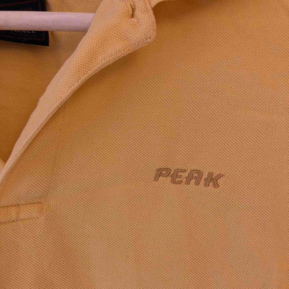 En gul vintage peak performance piké i storlek S! Tycker om denna tröjan mycket men den kommer aldrig till användning. Kan mötas upp i Malmö, annars står köparen för frakt! 😉. Toppar.