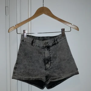  - Korta shorts från H&M divided. Passar XS-S❤️ Möts upp i Stockholm, helst på Södermalm. Om du köper flera saker kan vi komma fram till ett bra paketpris.