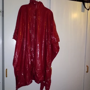 Regnponcho - Så fin regnponcho med mönstrat foder. Knappar i sidorna! Passar alla