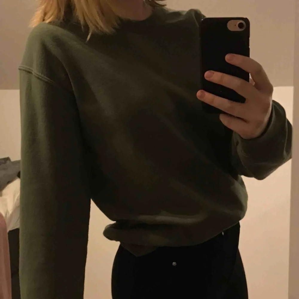 En mörkgrön fin sweatshirt från Miss Selfridge! Köpt i London och är i bra skick. Säljer för 100kr + frakt🥰. Hoodies.