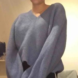  - *intressekoll* blå stickad tröja me ballongärmar. Köpare står för frakt:) kan oxå mötas upp