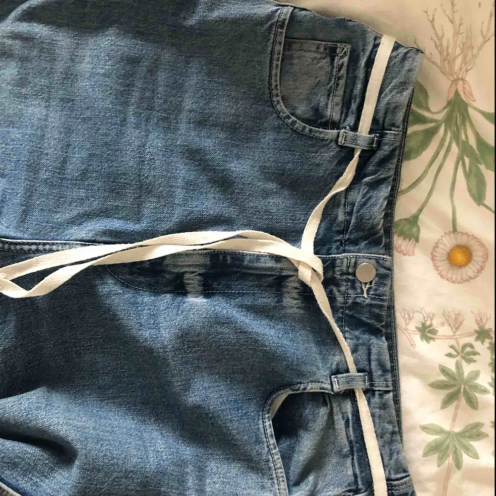 Slack jeans från weekday är wide leg jeans med coola detaljer som gör den unik från standard breda byxor. Buren ett fåtal gånger! Priset är inkl. frakt!. Jeans & Byxor.