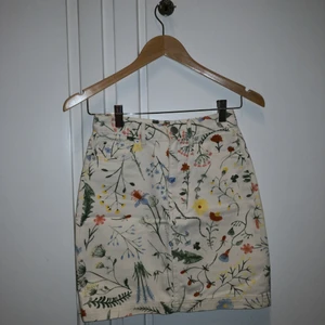 Denimkjol - Super fin oanvänd jeanskjol från Monki❤️ Passar XS, är för liten på mig som har S. Har klippt av lappen och har inte kvar kvittot, men den är aldrig använd då den är för liten. ❤️ Möts upp i Stockholm, helst på Södermalm. Om du köper flera saker kan vi komma fram till ett bra paketpris.