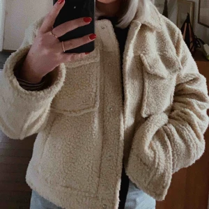  - Oversized krämvit teddyjacka, använd ett antal gånger men är inte sliten. Meddela för fler bilder! Frakt tillkommer. 