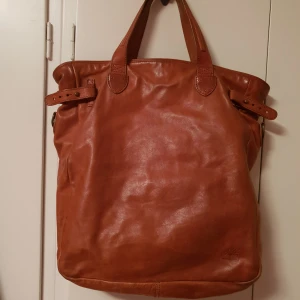  - Äkta timberland läderväska. Använd 2 gånger.konjakbrun Nypris 2799 kr
