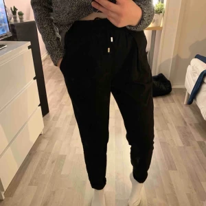  - Byxor mjukis/kostym från bikbok  Nypris runt 400 säljer för 50 + frakt eller bud