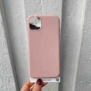  - Jag säljer ett skal från Holdit.  Det passar iPhone 11. Jag säljer det pga beställde fel storlek, aldrig använt. Mycket bra skick 