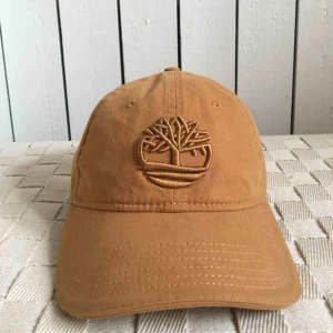  - Keps från Timberland köpt i New York. Använd fåtal gånger i jättebra skick. One size med omställningsbart band där bak. Frakt tillkommer alternativt mötas upp i Gbg.