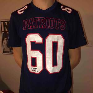 New england patriots nfl jersey. Bra skick, står att det är storlek L men passar som M. Frakt tillkommer.