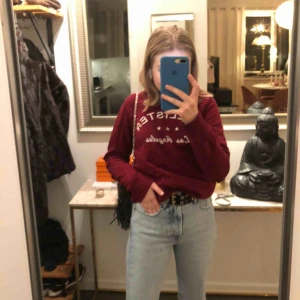  - Säljer en väldigt snygg tröja ifrån Hollistet som är köpt för väldigt länge sen men nästan aldrig använd. Har ett superfint tryck med en silver glittrig vit tråd. 