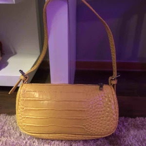  - Super trendig baguetteväska från nelly.com ( färgen finns ej kvar på hemsidan) Skicket på väskan är jättefint då den är oanvänd 