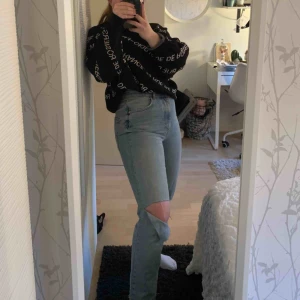  - Ljusblå jeans från Pimkie, köpta utomlands. Knappt använd och sitter extremt bra och är sköna, snygga och moderna. Köparen betalar frakten❤️