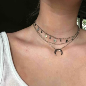  - enkel och fin silverkedja:) jättefin att mixa med andra halsband, som på första bilden 🥭FRAKT 18kr🥭