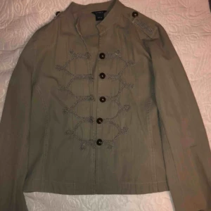  - Militärgrön jacka, bra för som både inomhus och utomhus plagg. 3 år gammal, nästan aldrig använd. Skönt material och vintage feel