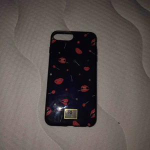  - Snyggt skal från richmond&finch! Skalet passar till iPhone 6,7,8 plus! Köparen står för frakten!