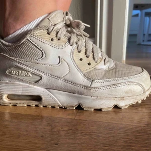  - Säljer mina nike air max som är i storlek 36,5, jag själv har 38 i storlek och dom är lite för små men passar nog bäst en som har 36-37,5. Så dom är stora i storlek! I bra skick, tvättas även innan dom skickas iväg eller köpes