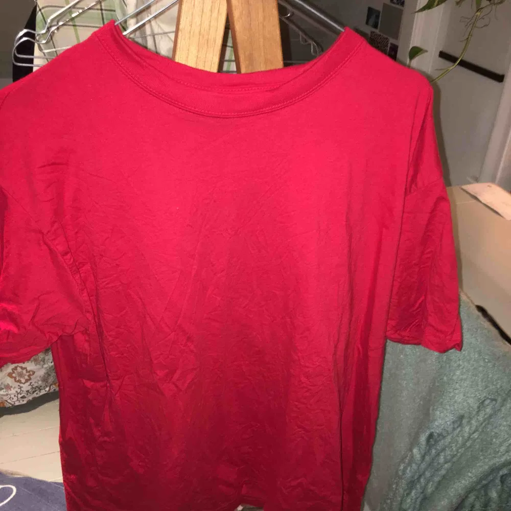 Röd tröja . T-shirts.