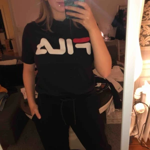  - Polo från fila med 3/4 ärmar. Fint skick. Jag bär egentligen small men den passar fint ändå. Finns att hämta i Linköping men skickar även om köparen själv betalar för frakten. Betalning sker via swish. 