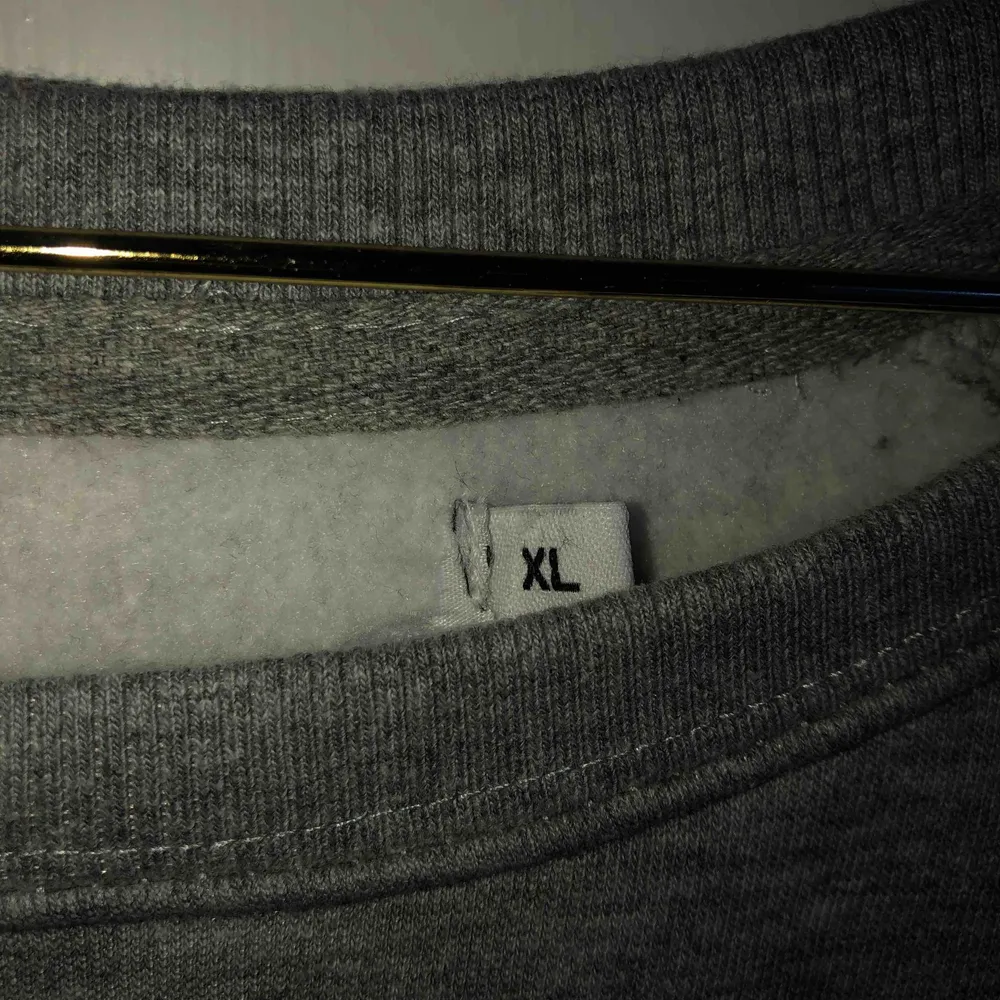 säljer denna grå sweatshirt med the creation of adam på bröstet som jag gjort själv, vet ej vart den kommer ifrån men den är inte alls använd. tvättas i 40*C. möts upp i sthlm eller så står köparen för frakt :). Tröjor & Koftor.