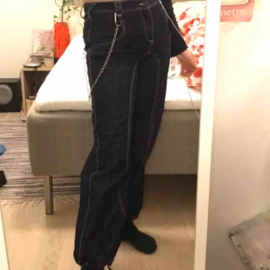  - Mörkblåa jeans. Resår längst ner och väldigt låga fickor. Säljer pga för små. obs kedjan tillkommer ej.