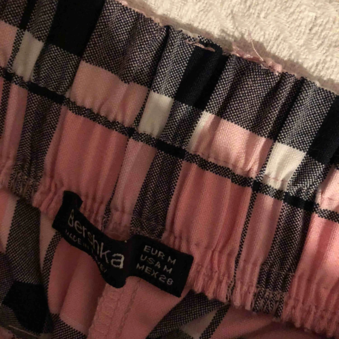 Sköna rosa byxor med coolt mönster  - 91