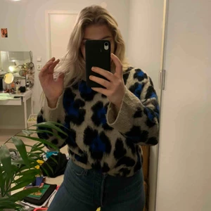  - En supersnygg & skön tröja med leopard mönster i blått.  Personligen en favorit i garderoben men har liknande tröjor så tänker att någon annan själ ska få ta del av den. 