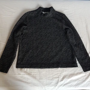 Tröja - Verkligen jätteskön (nästan polo) tröja med snyggt mönster. Använd ca. 10 gånger men i fint skick. Köpt på Åhlens.