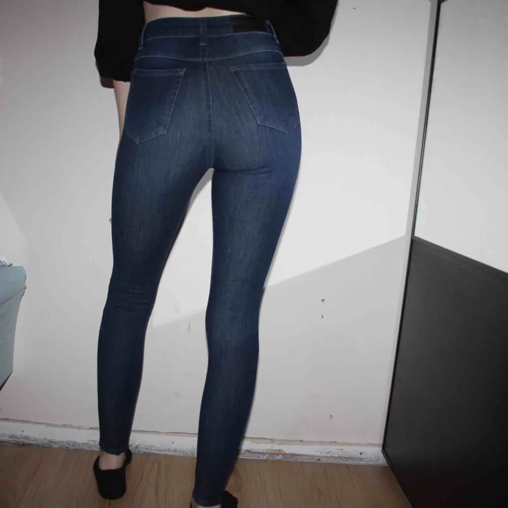 Mörkblå ”Spray On” Higher ankle jeans från BIKBOK. Storlek XS. Endast använd en gång.   Frakt kostar 62kr, postnords blåa kuvert.. Jeans & Byxor.