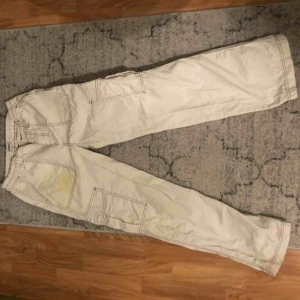  - Säljer dessa superfina byxor från junkyard, (det är en gul fläck se bild 3 på framfickan därav de billiga priset)