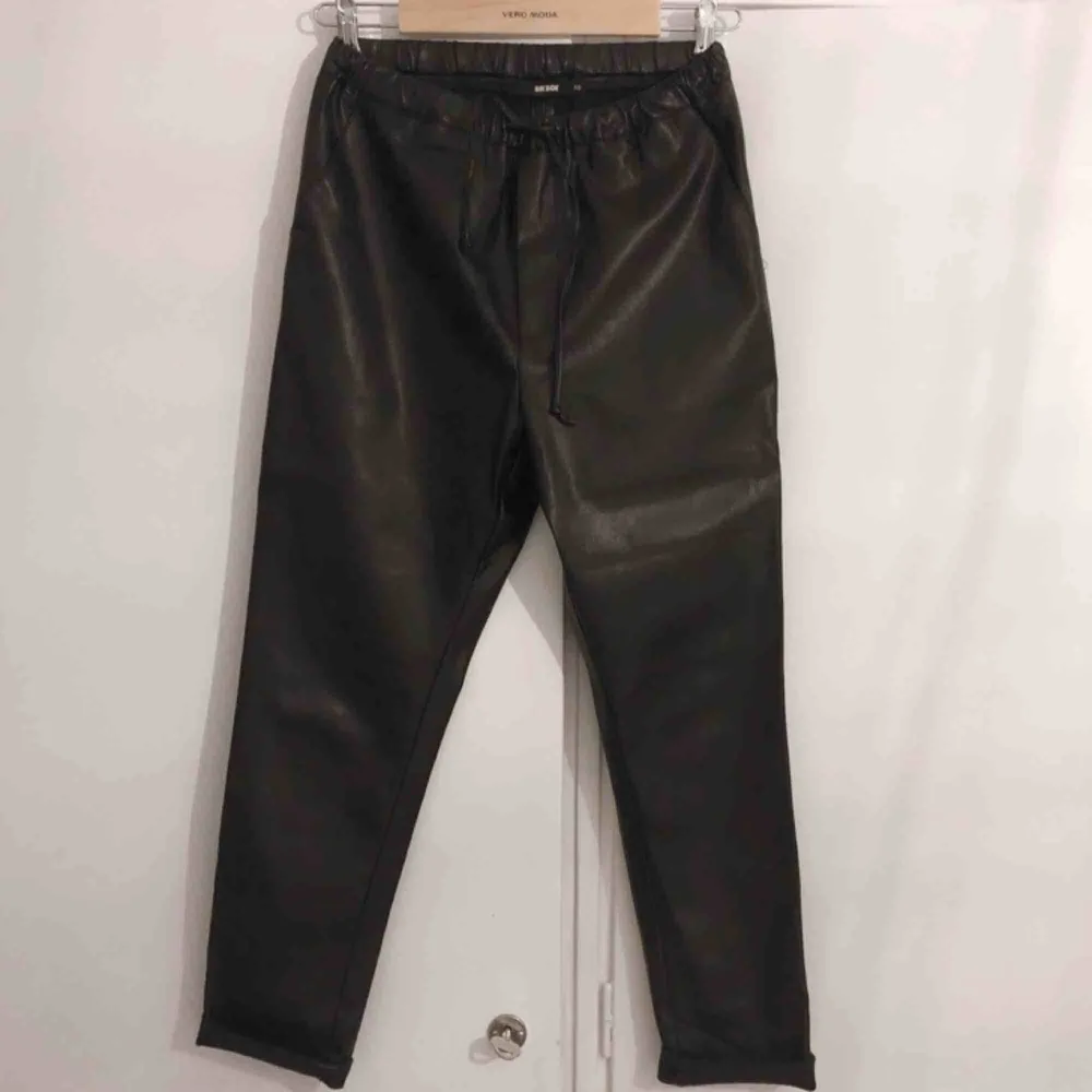 Frakt ingår i priset 🌟 byxor i skinnimmitation 🌟 avklippta till ankellängd🌟 innerbenslänngd 64 cm, ytterbenslängd 91 cm🌟 fint skick!. Jeans & Byxor.