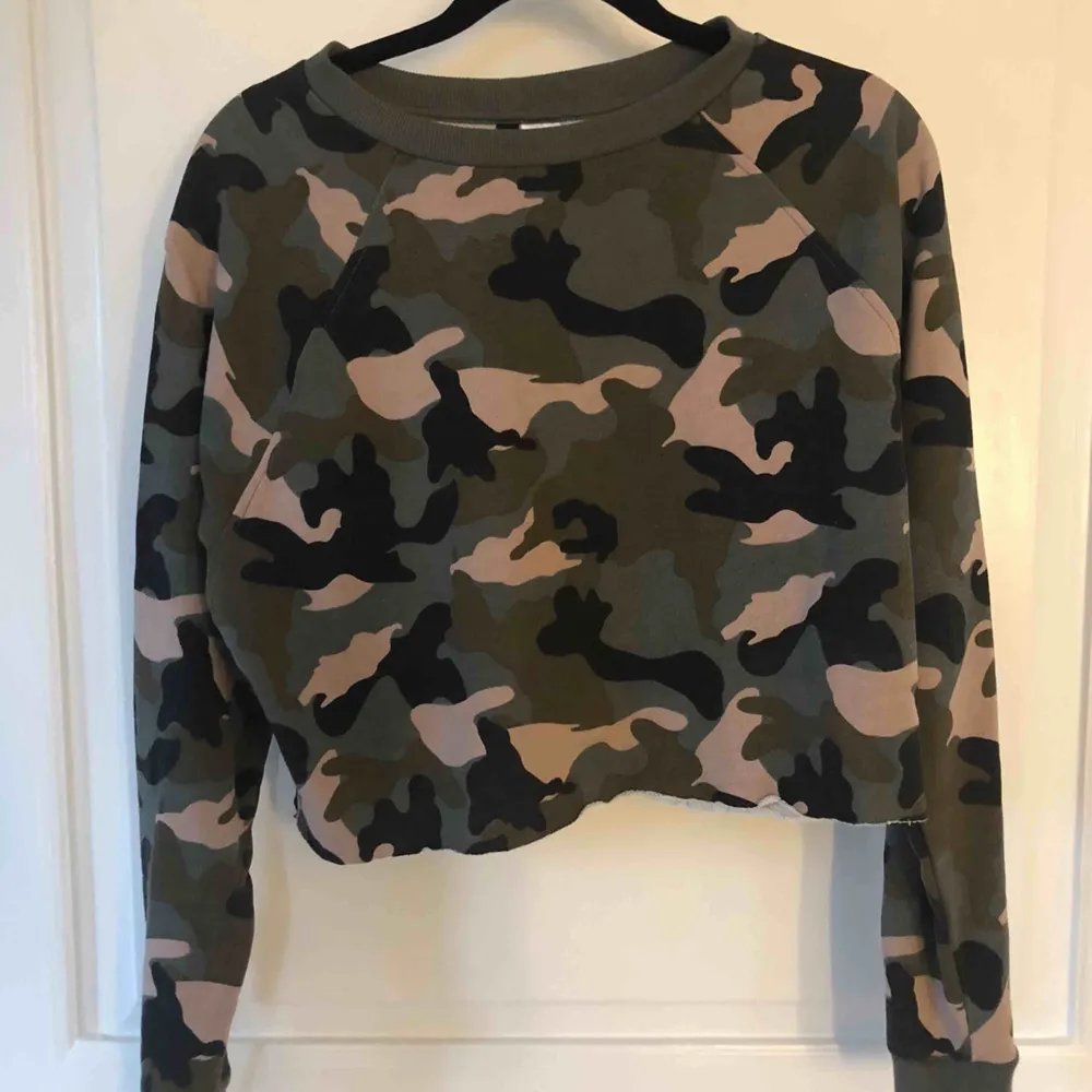 Skit cool kamouflage tröja!! Den är i en liten croppad modell och i ett toppen skick🖤💗🖤💚. Hoodies.
