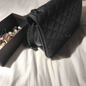  - Skit snygg svart handväska Aldrig använd! Mycket plats och praktisk 